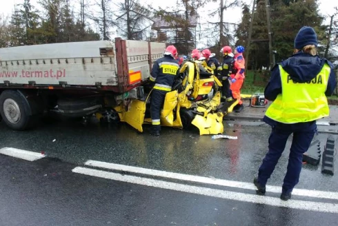 Wypadek z udziałem samochodu osobowego i dwóch ciężarówek