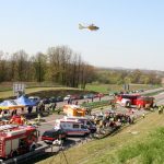 Helikopter ratownictwa nad autostradą